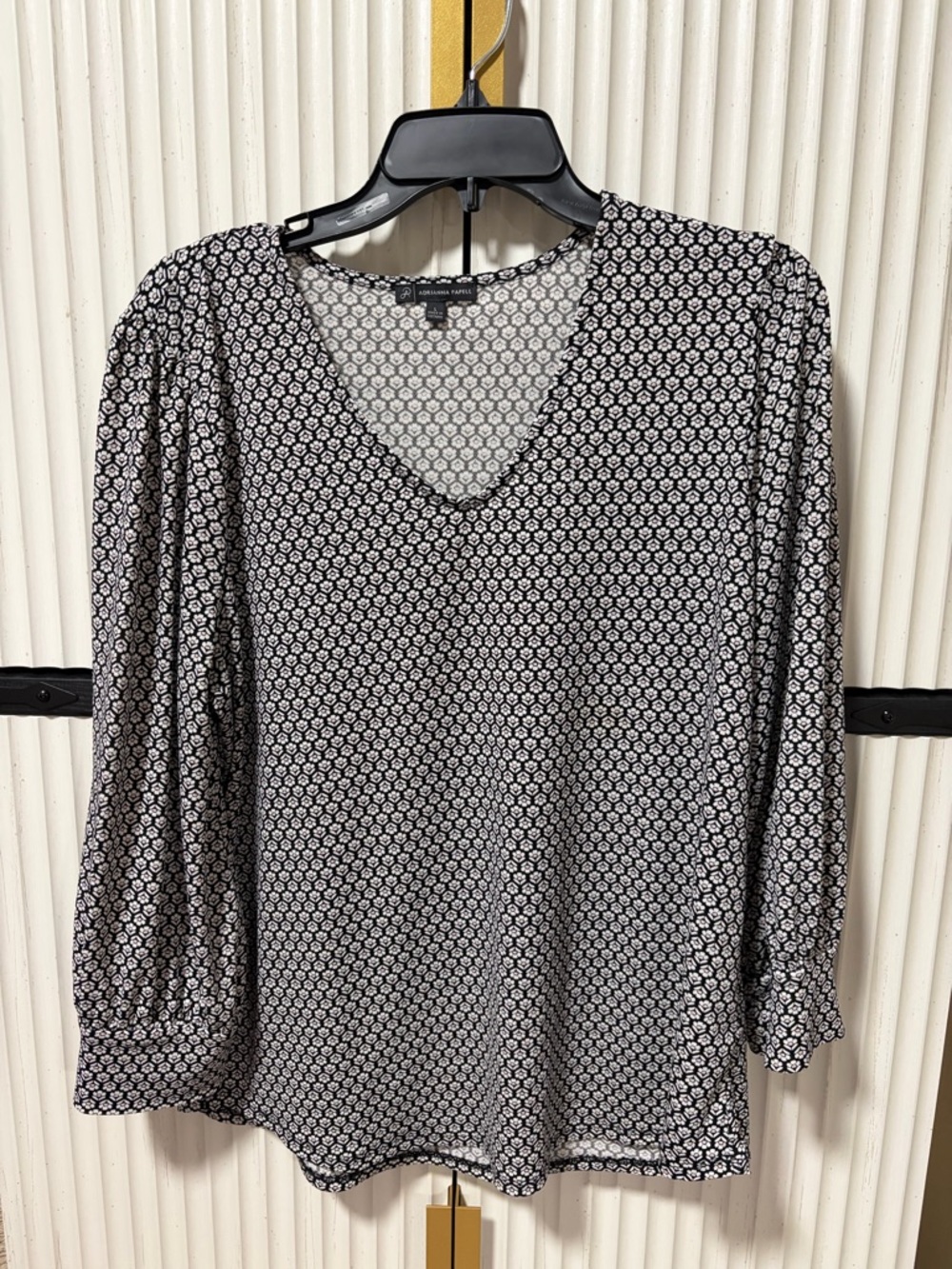Adrianna Papell Black & White Geo-Print V-Neck Blouse